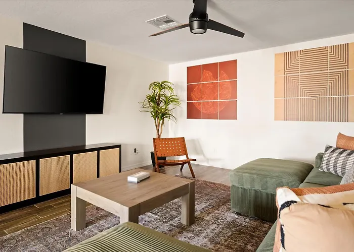 Your Unique Desert Compound - Amenities Galore Holiday home Peoria