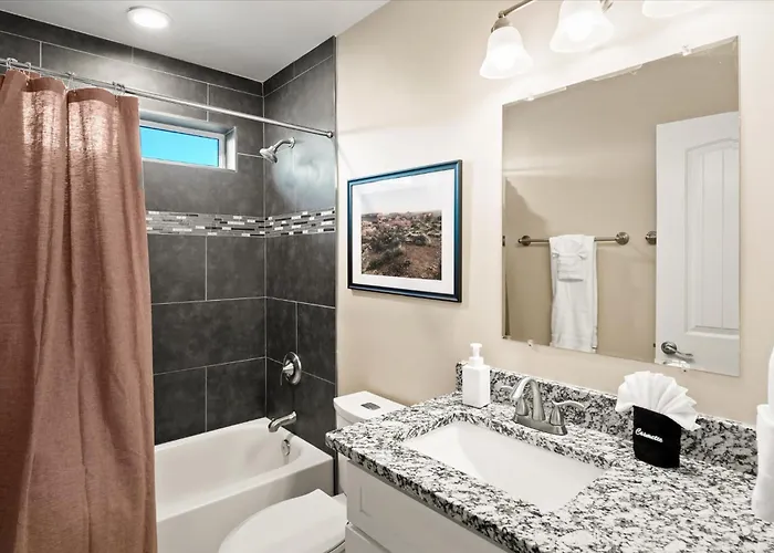 Your Unique Desert Compound - Amenities Galore Holiday home Peoria