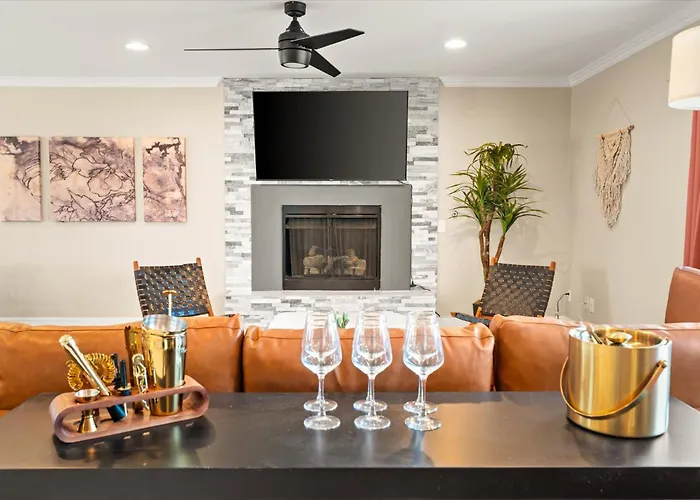 Your Unique Desert Compound - Amenities Galore Holiday home Peoria